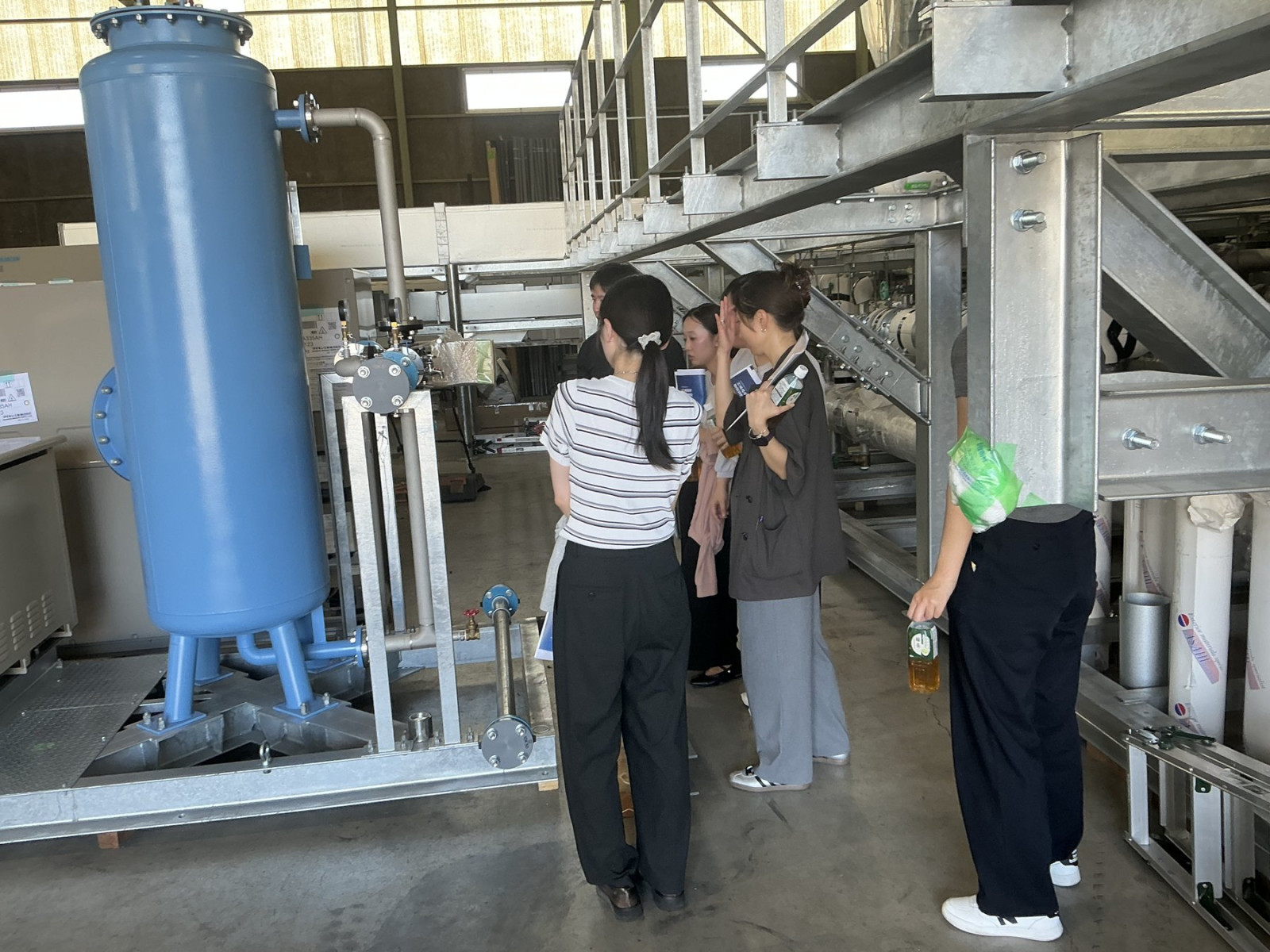 機器廻りの配管を確認する様子